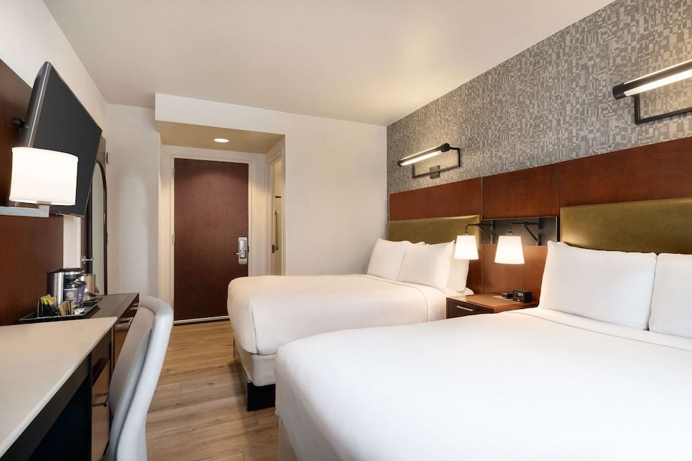 undefined DoubleTree by Hilton New York Downtown 4