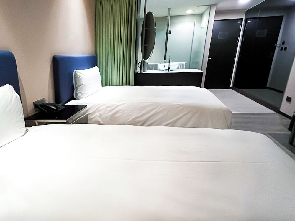 CHECK inn Taipei Xinyi Standard Twin Room without Window 3