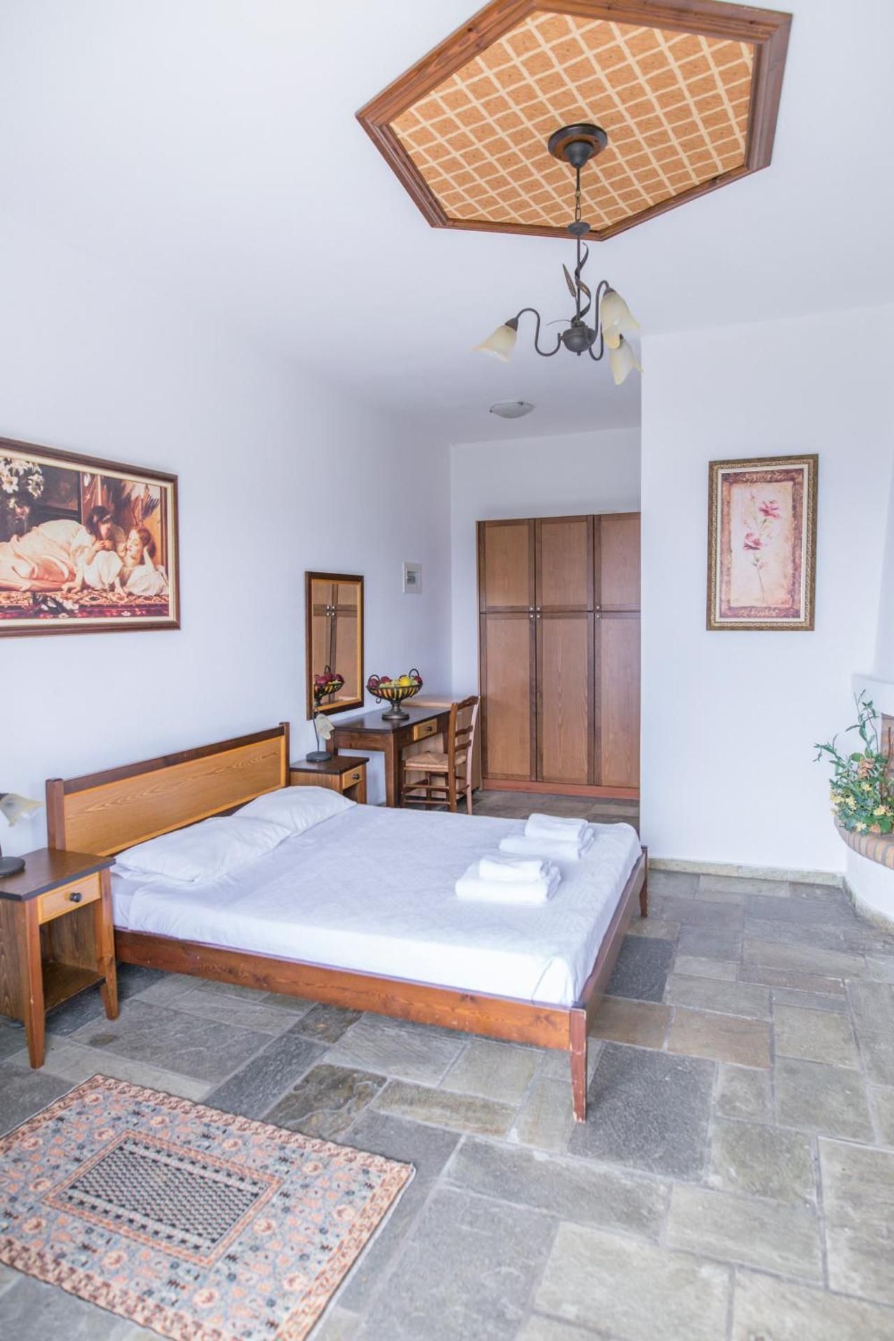 Economy Family Room with Garden View