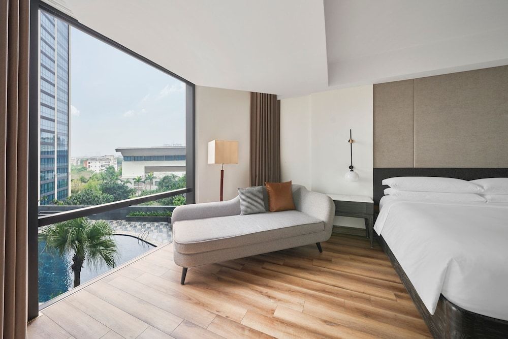 Sheraton Hanoi West Deluxe Room, 1 King Bed, City View 4