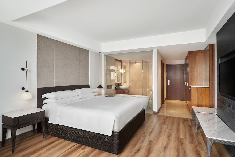 Sheraton Hanoi West Deluxe Room, 1 King Bed, City View 3