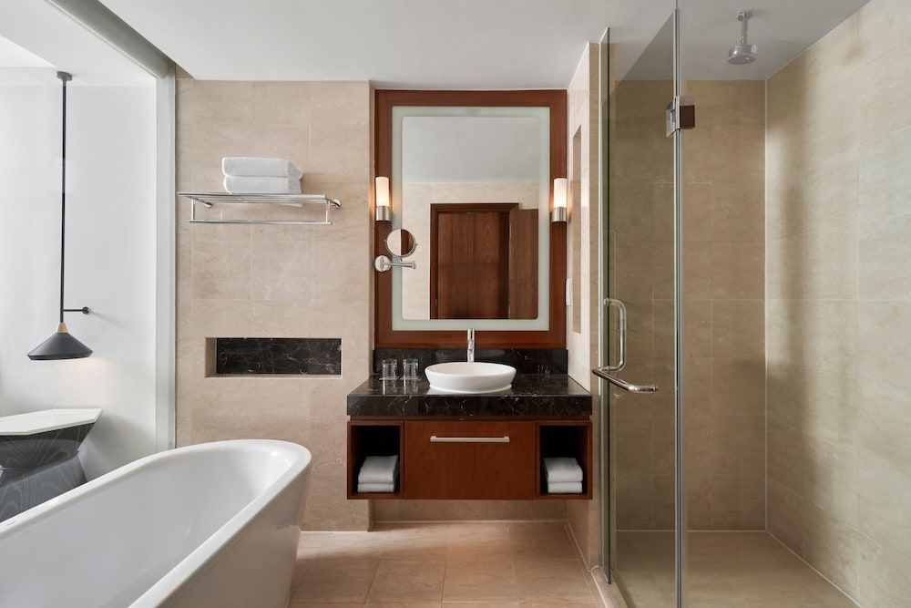 Sheraton Hanoi West Deluxe Room, 1 King Bed, City View 6