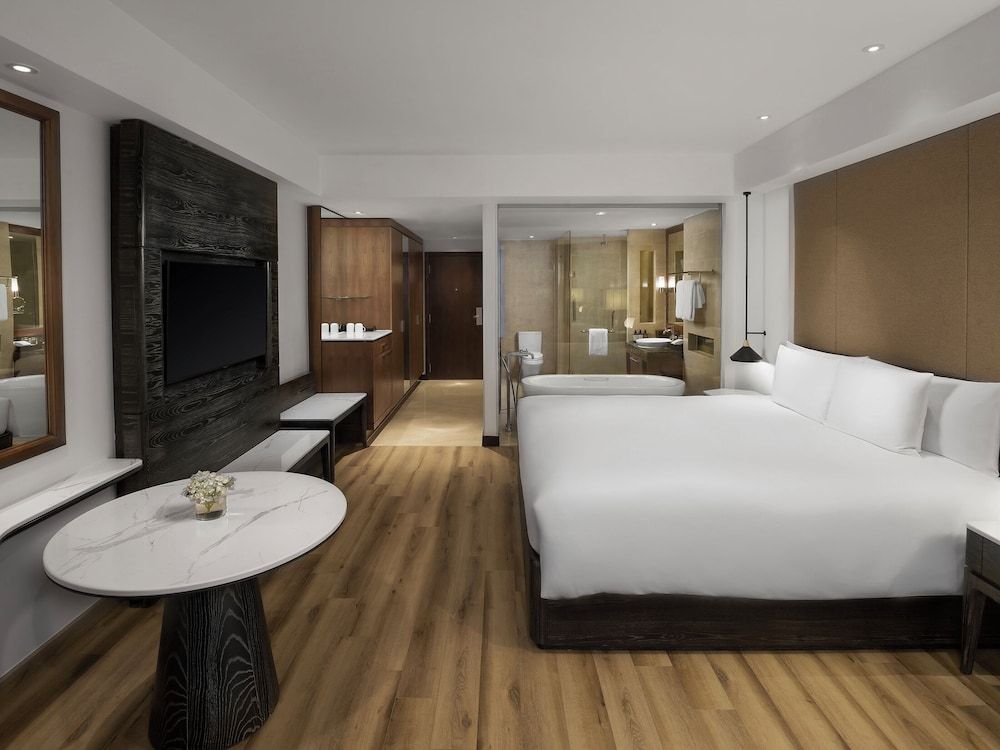 Sheraton Hanoi West Deluxe Room, 1 King Bed, City View 5
