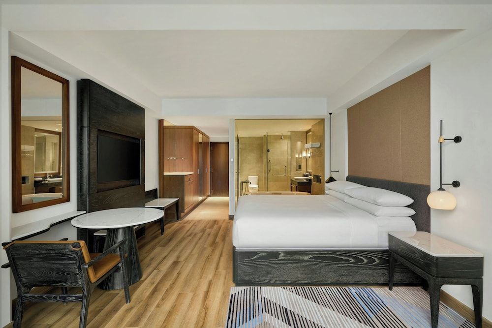 Sheraton Hanoi West Deluxe Room, 1 King Bed, City View 2