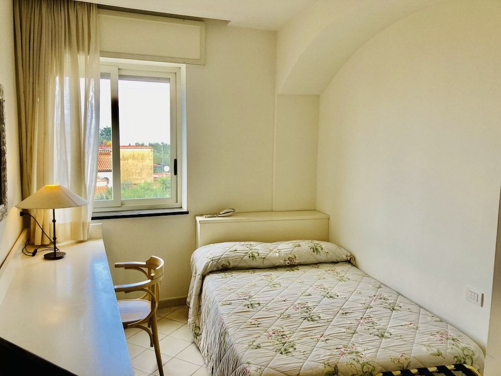 Basic Room, 1 Large Twin Bed, City View