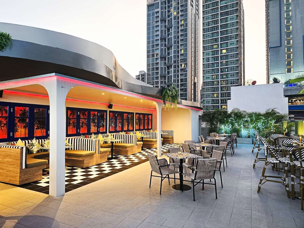 undefined Radisson Suites Bangkok Sukhumvit 6