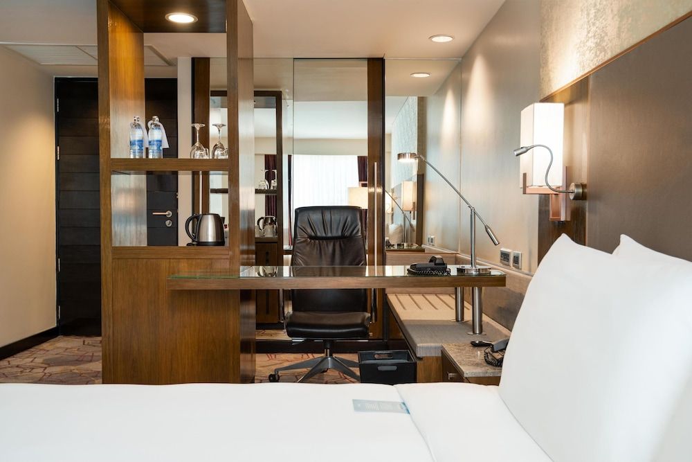 Radisson Suites Bangkok Sukhumvit Deluxe Room 11