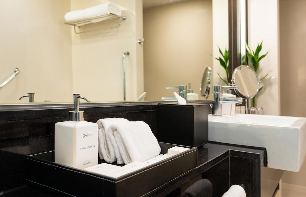 Radisson Suites Bangkok Sukhumvit Deluxe Room 10