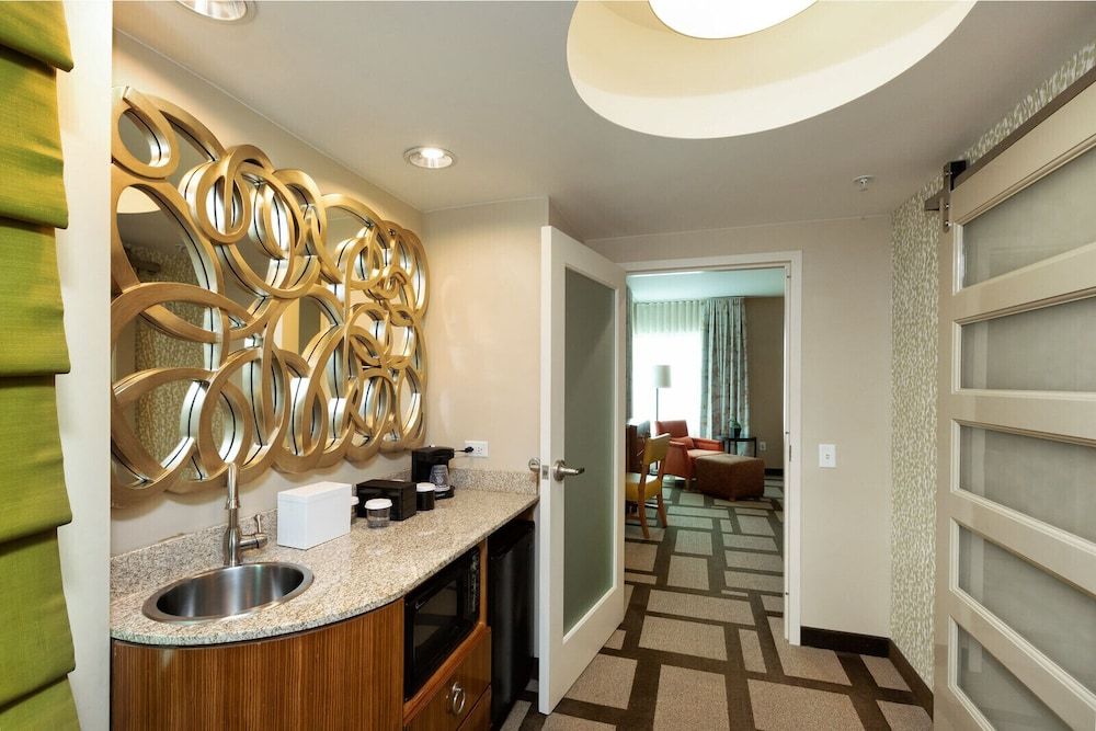 Embassy Suites Houston Downtown Suite, 1 Bedroom, City View 3