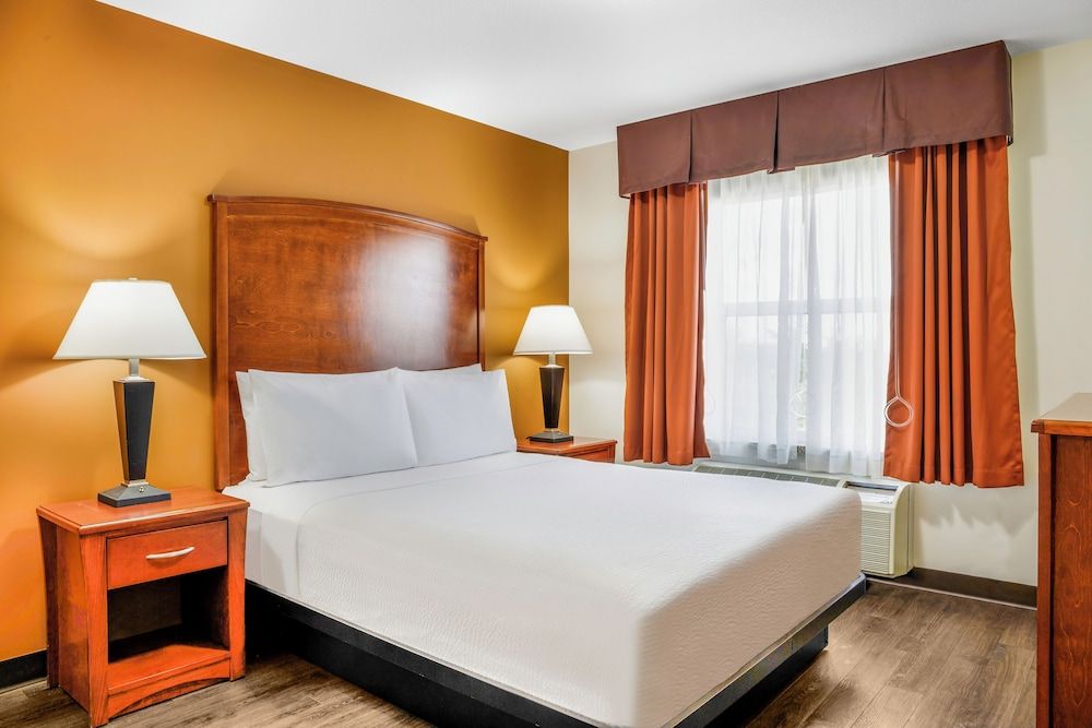 Suite, 1 Queen Bed, Accessible, Smoking (One-Bedroom Suite)