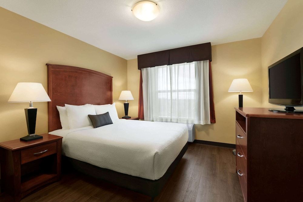 Suite, 1 Queen Bed, Accessible, Non Smoking (One-Bedroom Suite)