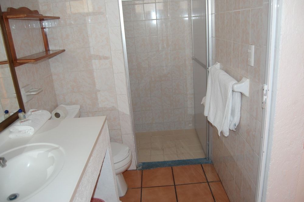 Hotel Marbella Standard Quadruple Room 8