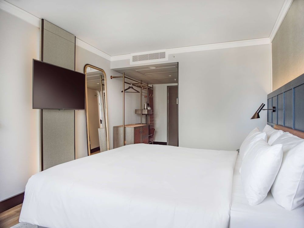 undefined Radisson Blu Waterfront Hotel 5