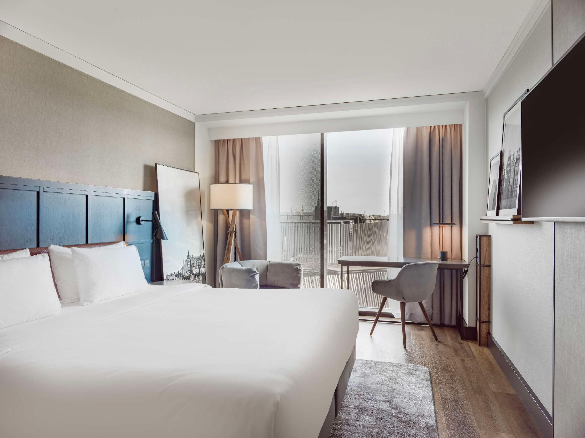 undefined Radisson Blu Waterfront Hotel 8