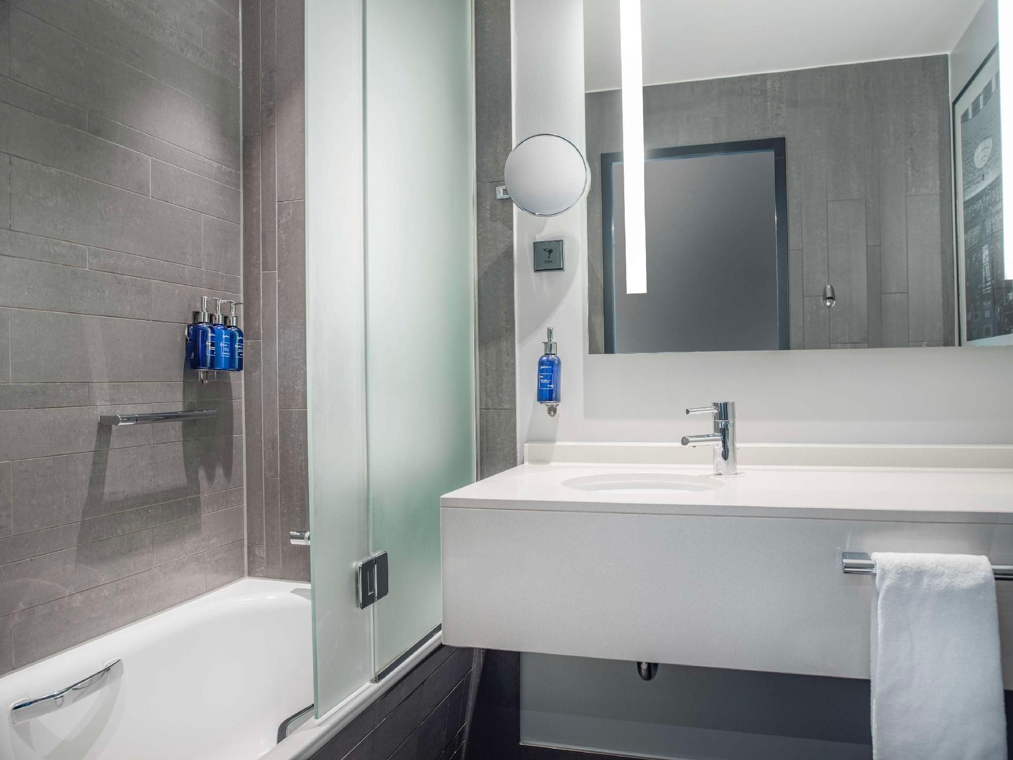 Radisson Blu Waterfront Hotel Standard Room 3