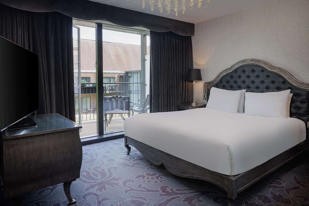 Deluxe Room, 1 King Bed, Corner