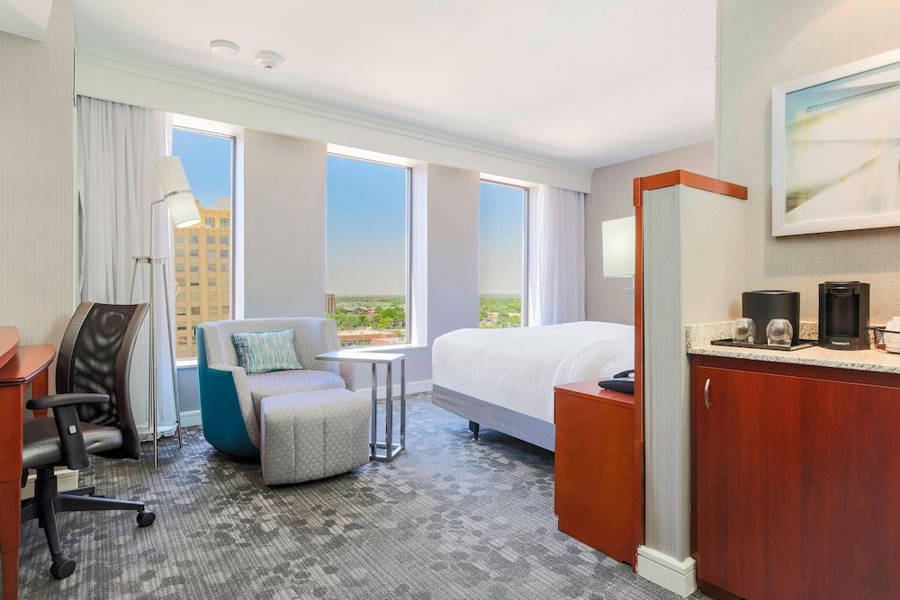 Room, 1 King Bed (Mobility/Hearing Accessible, Tub)