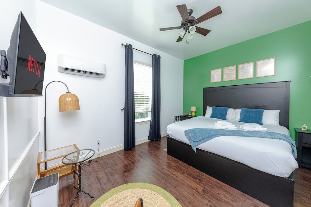30A Inn & Suites King Studio, Non Smoking, Refrigerator & Microwave, Kitchenette 2
