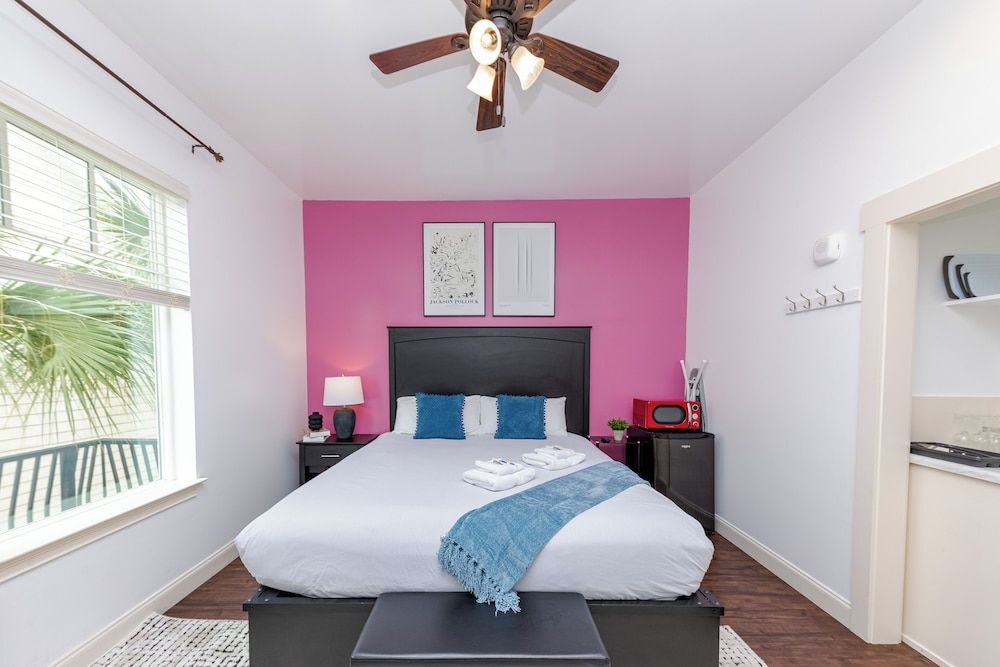 30A Inn & Suites Standard King Room with Kitchenette 2
