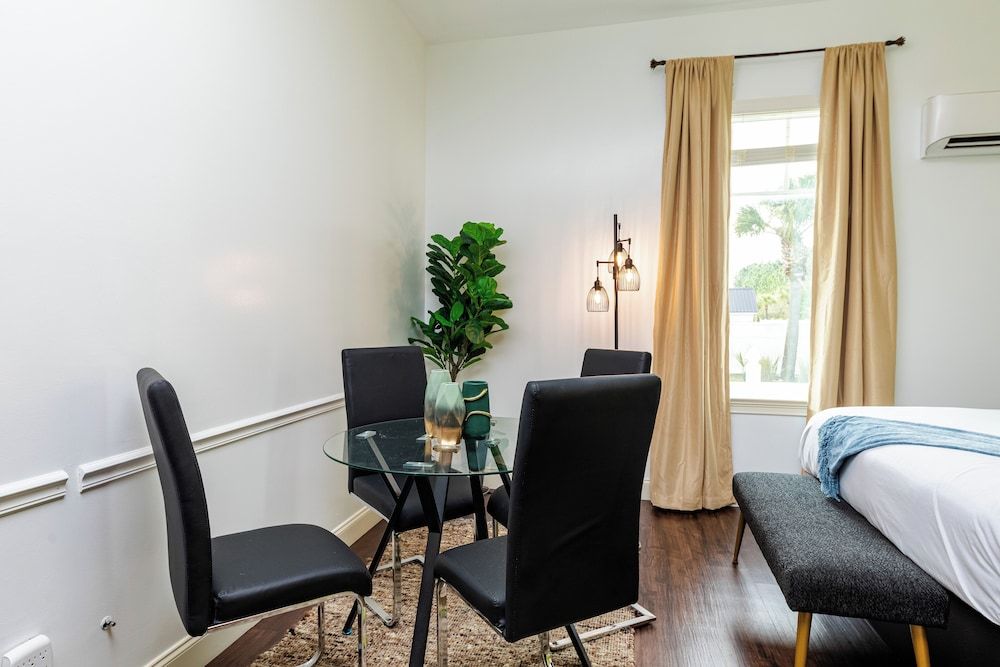 30A Inn & Suites Queen Studio, Non Smoking, Refrigerator & Microwave, Kitchenette 4