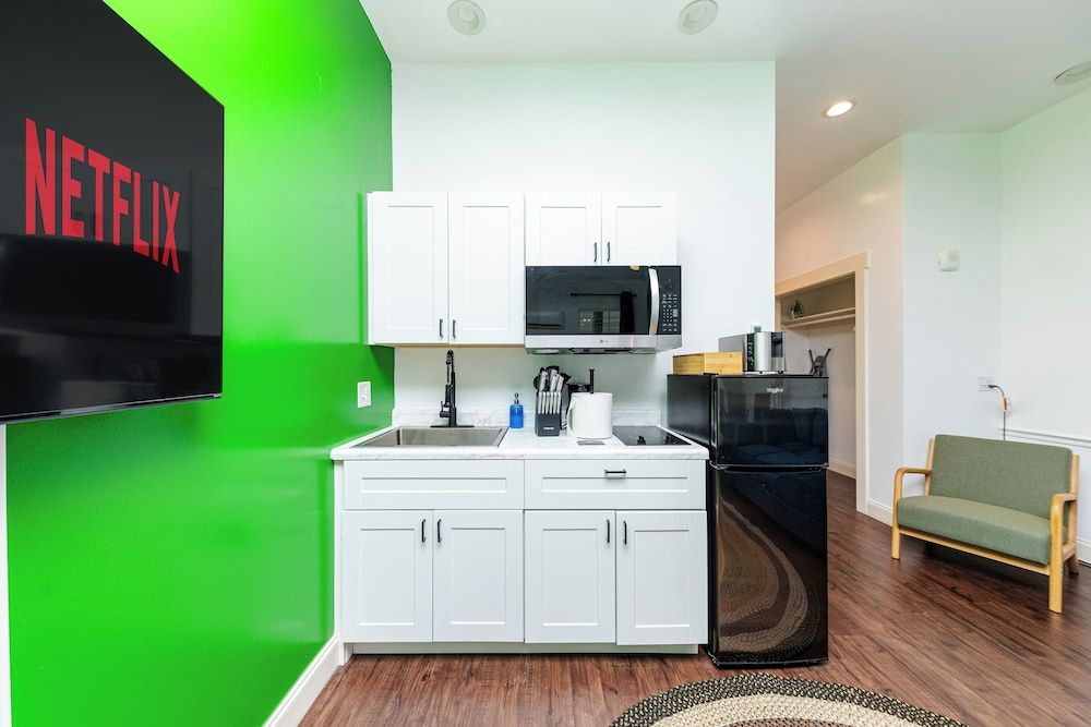 30A Inn & Suites Queen Studio, Non Smoking, Refrigerator & Microwave, Kitchenette 3
