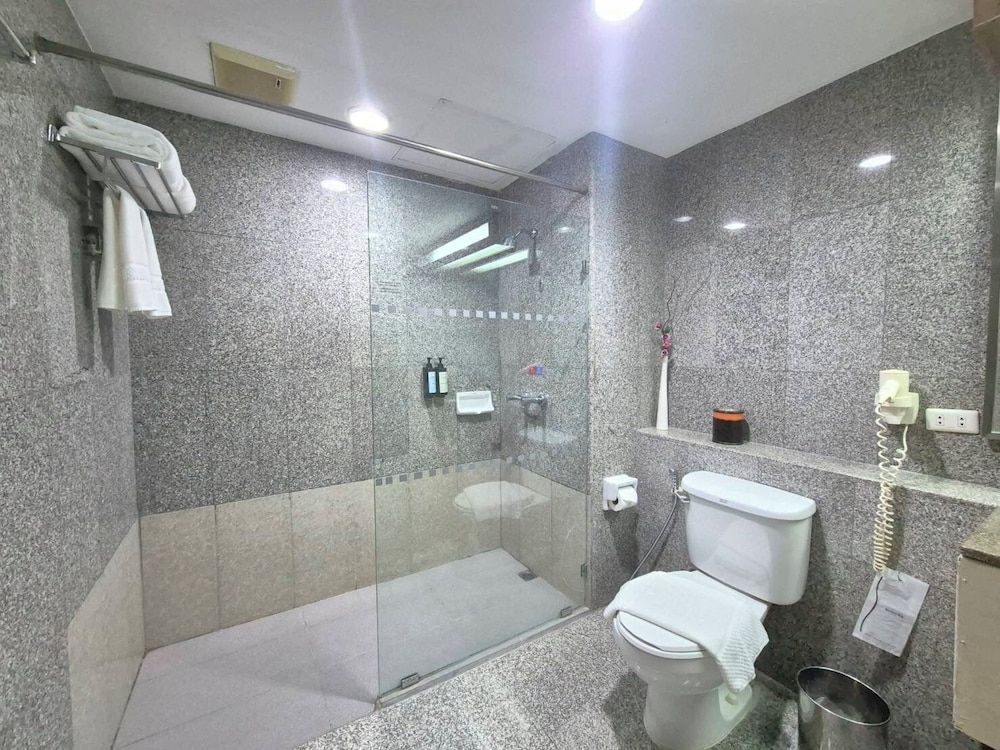 Loei Palace Hotel Deluxe Room, 1 King Bed 6