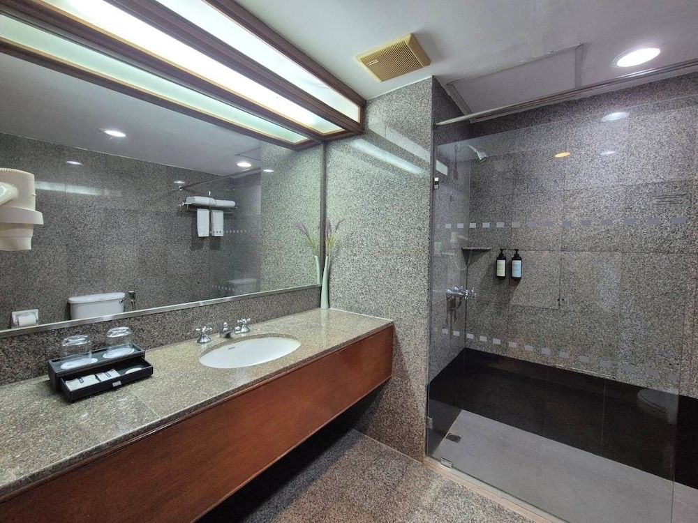 Loei Palace Hotel Deluxe Room, 1 King Bed 5