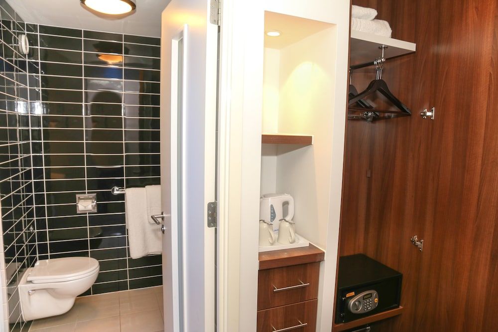 Holiday Inn Express London Heathrow T5 by IHG Standard Room, 2 Twin Beds (Free Hot Breakfast) 5