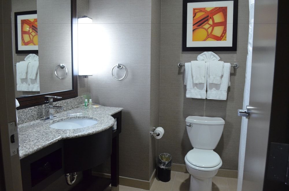Holiday Inn Westway Park by IHG Standard Room, 2 Double Beds, Accessible Bathtub (Communications) 4