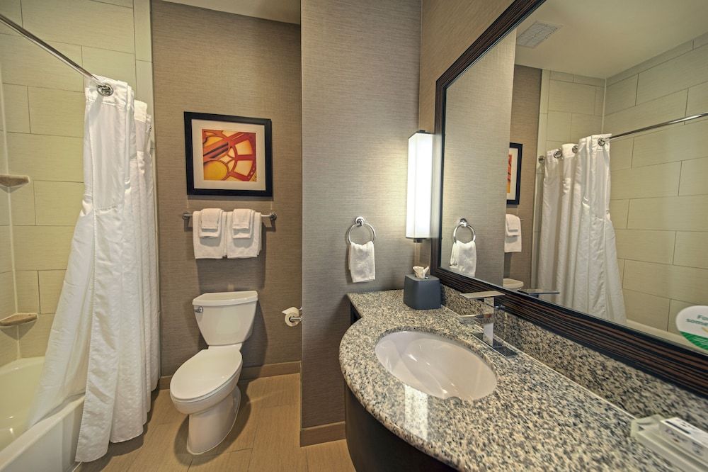 Holiday Inn Westway Park by IHG Standard Room, 2 Double Beds, Accessible Bathtub (Communications) 6