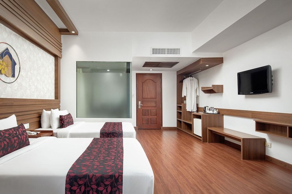 Ohana Phnom Penh Palace Hotel Deluxe Twin Room, Balcony 3