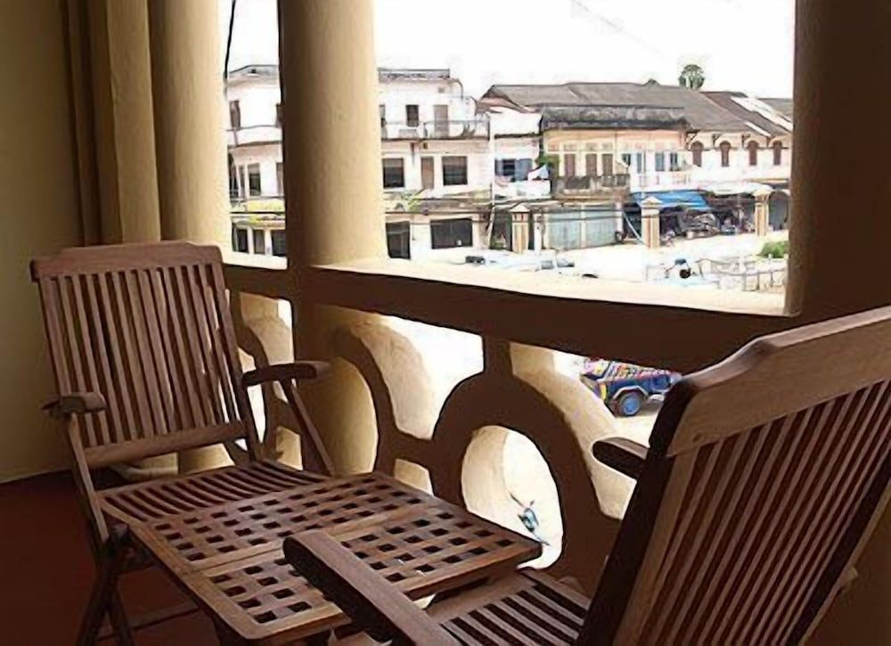 Inthira Thakhek Deluxe Double Room 4