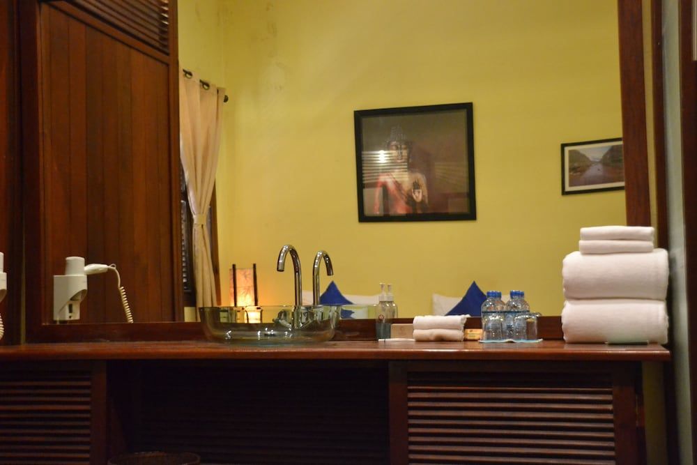 Inthira Thakhek Deluxe Double Room 7