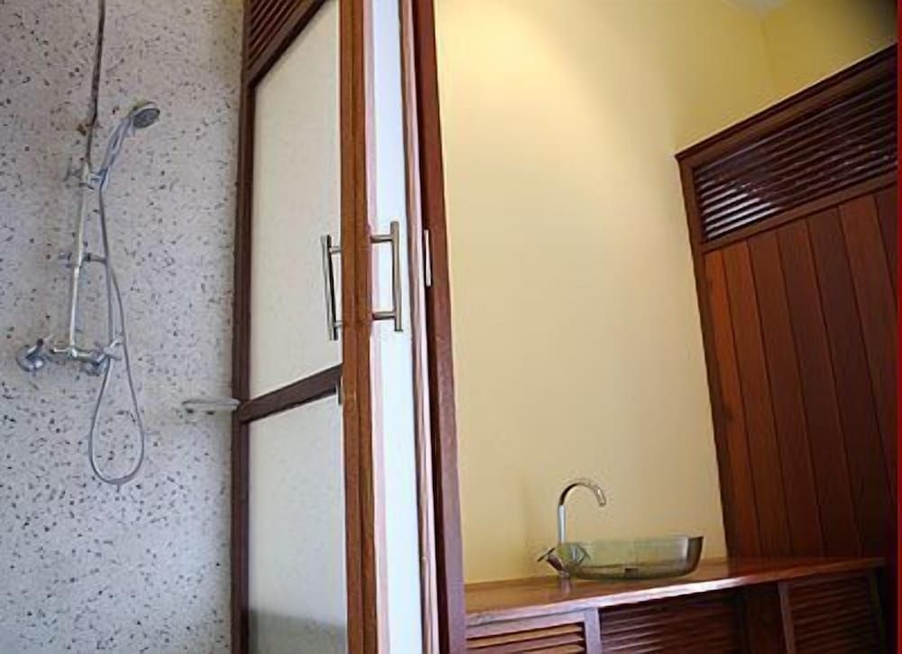 Inthira Thakhek Deluxe Double Room 5