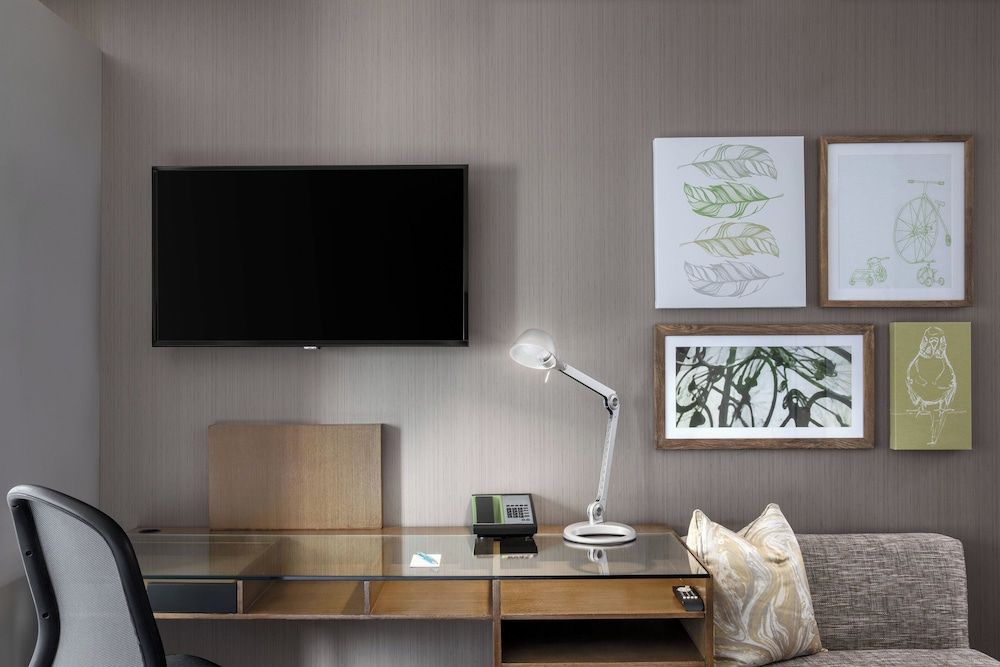 Element New York Times Square West Traditional Room, 1 King Bed 5