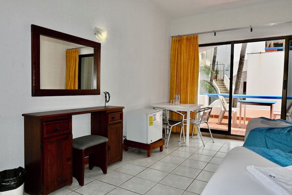 Pelicano Inn Playa del Carmen - Beachfront Hotel Standard Room, 2 Double Beds 7