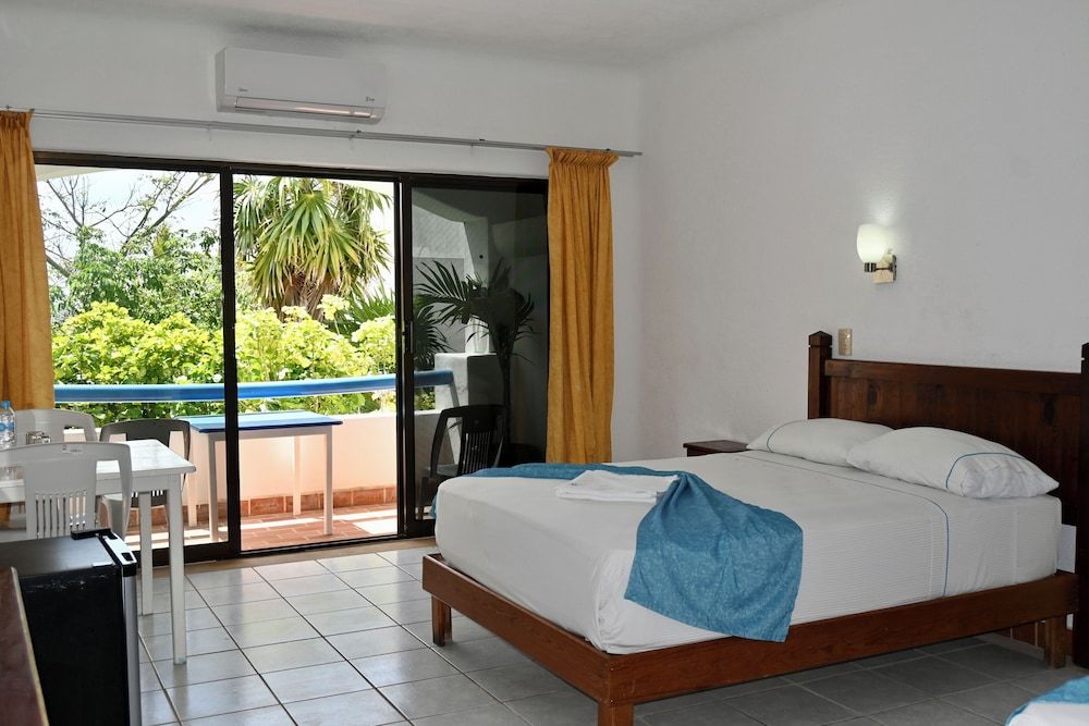 Pelicano Inn Playa del Carmen - Beachfront Hotel Standard Room, 2 Double Beds 4