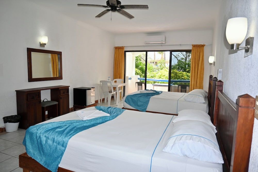 Pelicano Inn Playa del Carmen - Beachfront Hotel Standard Room, 2 Double Beds 2