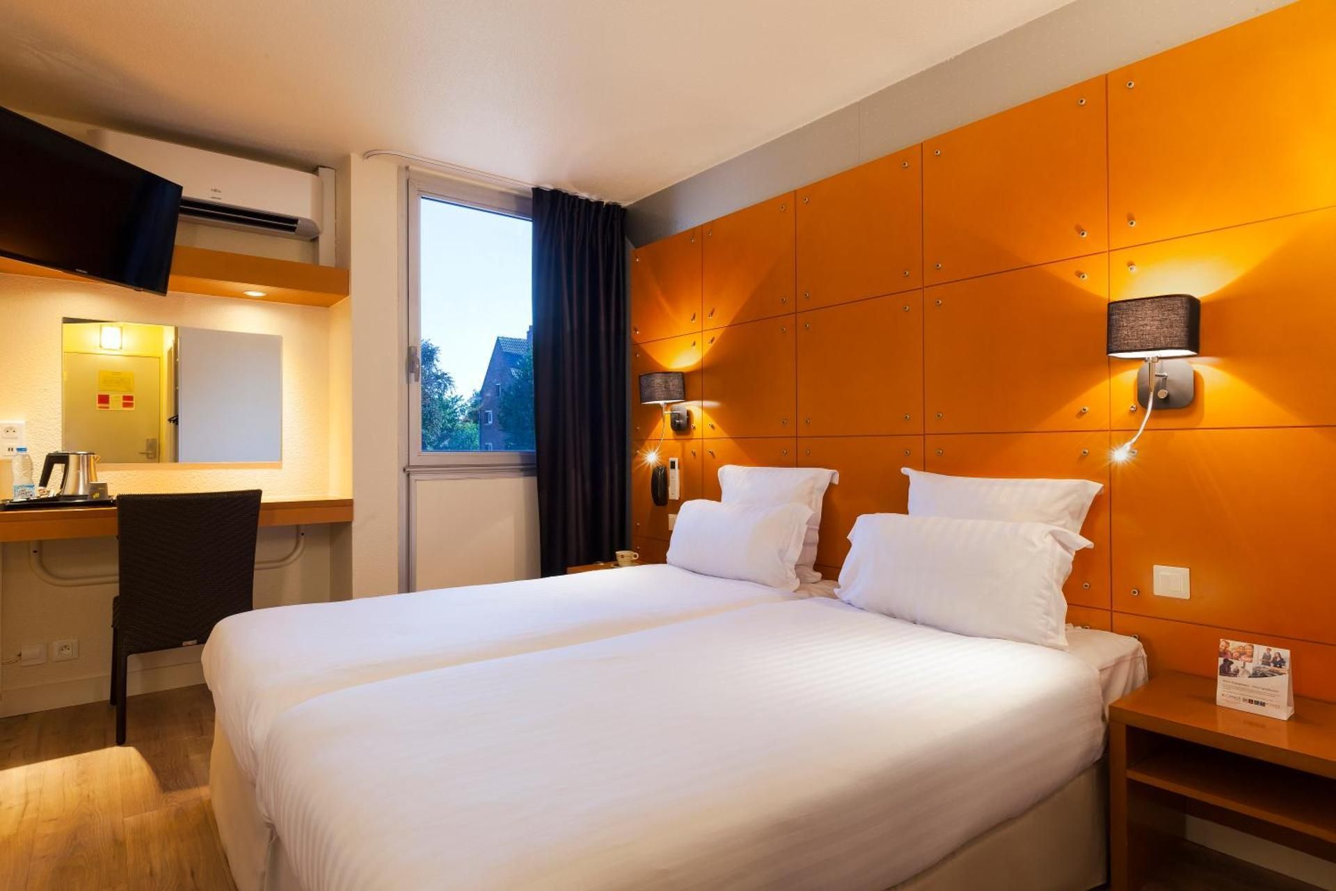 1 Queen Bed, 2 Single Beds, Efficiency, Nonsmoking, Upgrade
