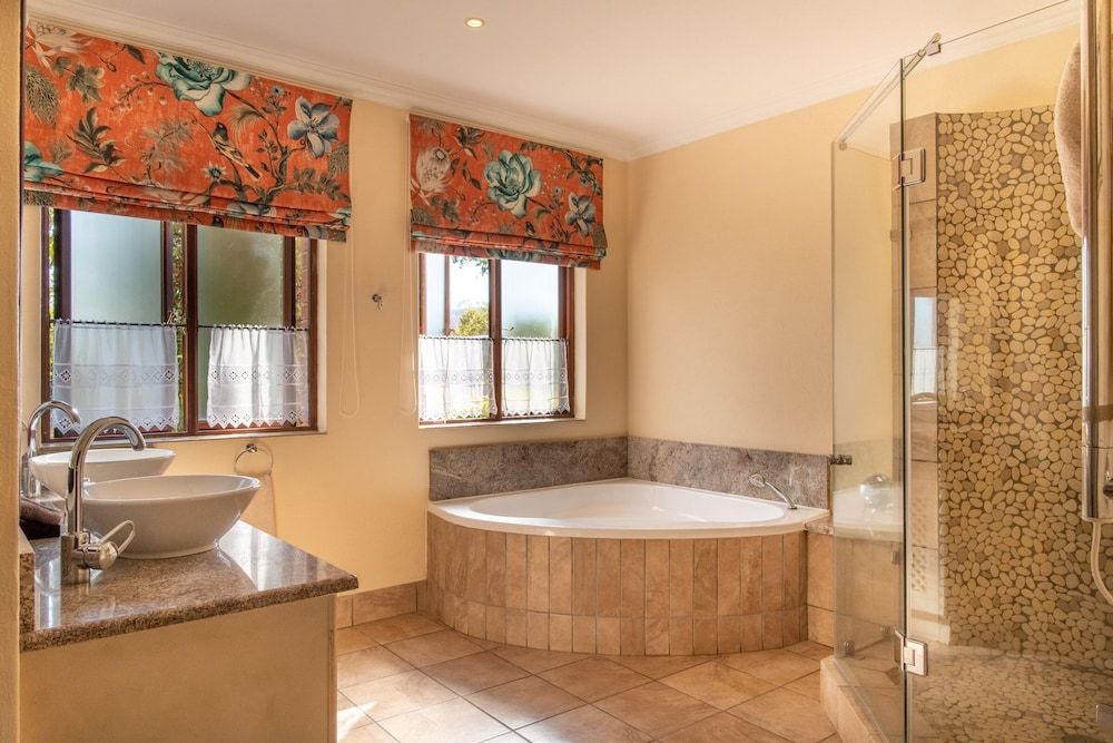 Oliver's Restaurant & Lodge Luxury Room 7