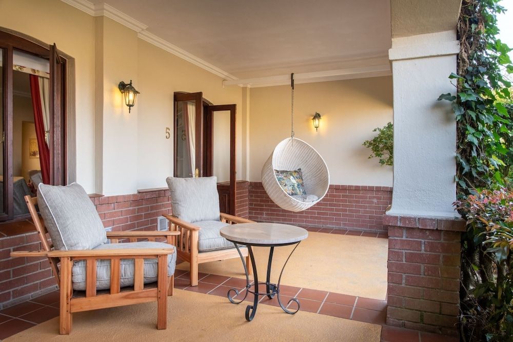 Oliver's Restaurant & Lodge Luxury Room 5