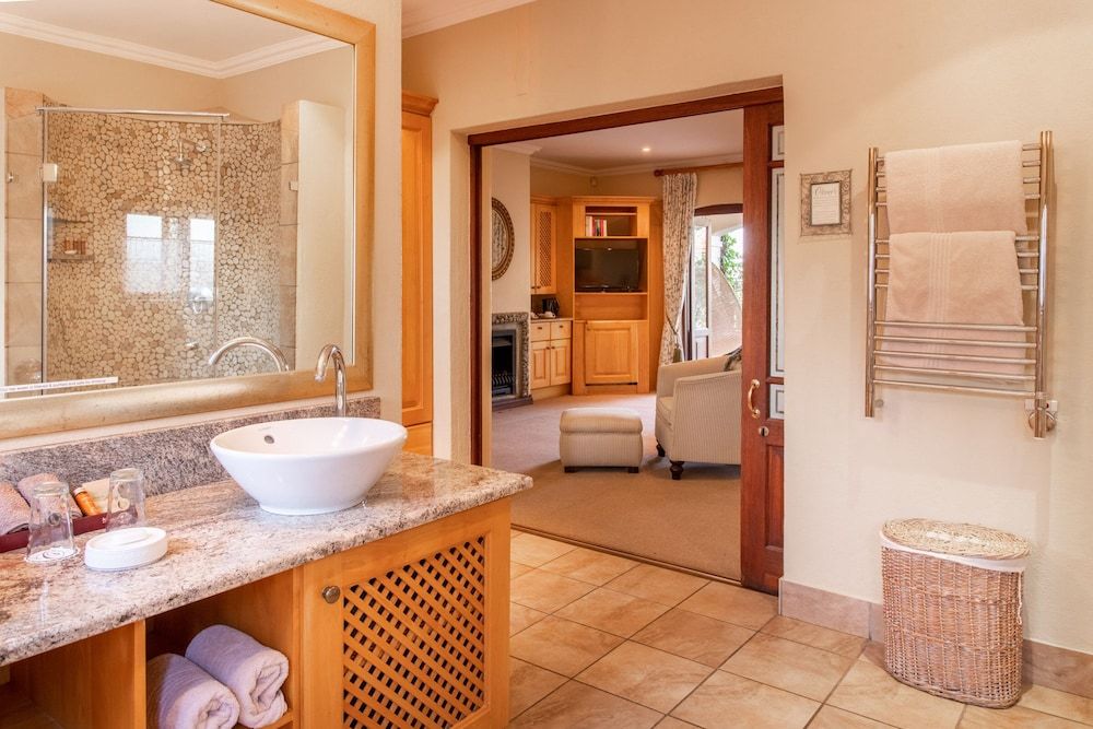 Oliver's Restaurant & Lodge Luxury Room 6