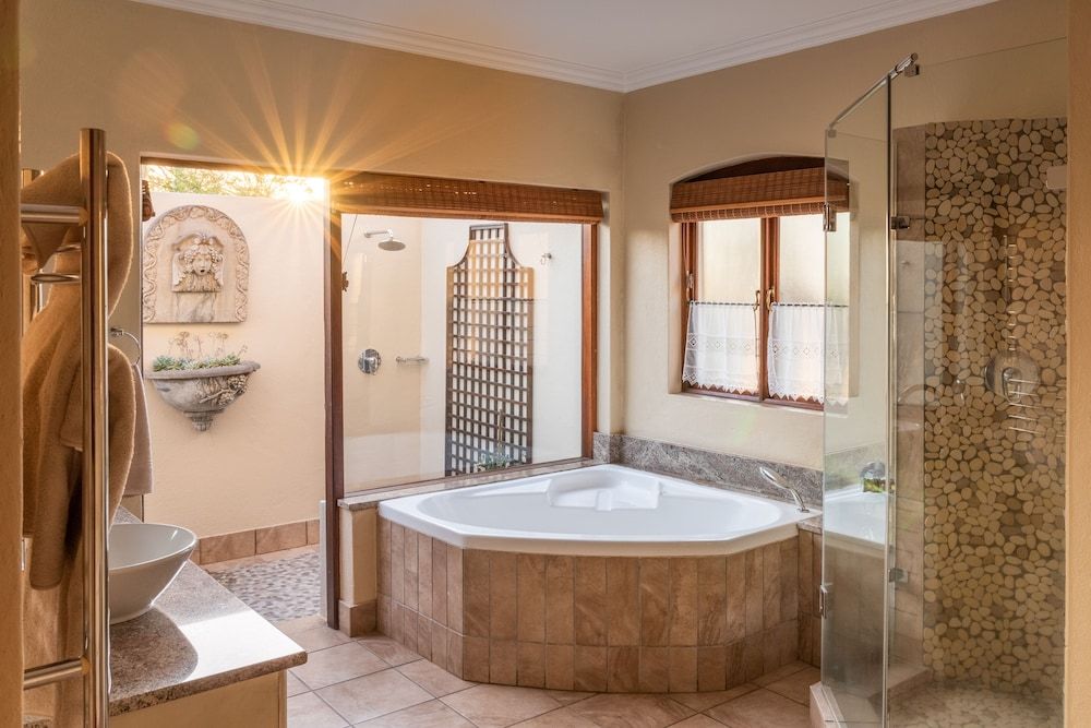 Oliver's Restaurant & Lodge Executive Suite 5