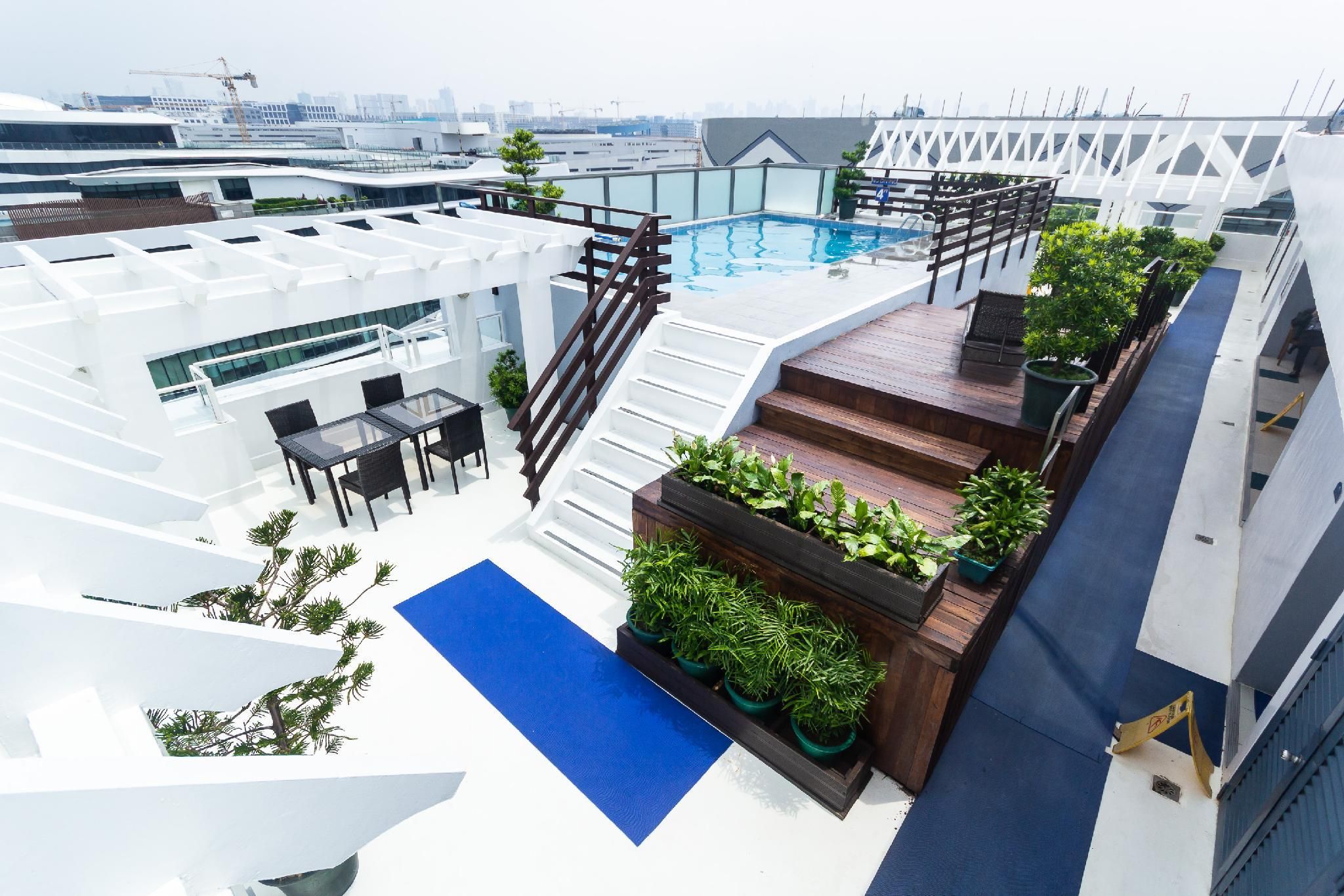 swimming pool [outdoor]