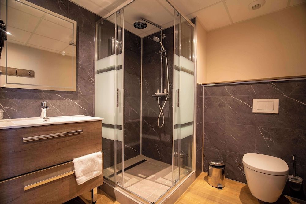 Best Western Cote des Sables Plouescat Comfort Room, 1 King Bed, Non Smoking (Shower Only) 3