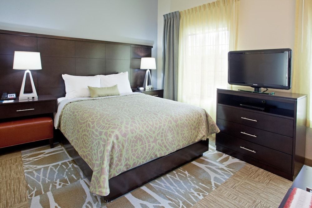 Suite, 2 Bedrooms, Accessible, Kitchen (Hearing, Roll-In Shower)