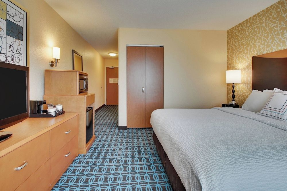 Room, 1 King Bed (Mobility/Hearing Access, Roll-in Shwr)