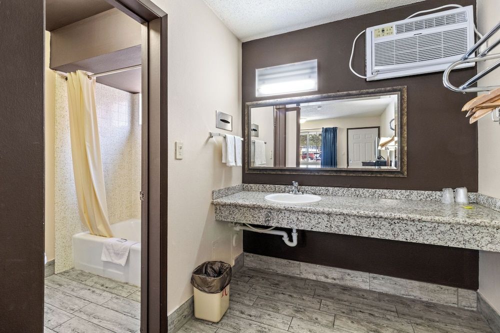 Economy Inn Barstow Standard Room, 1 King Bed, Non Smoking 5