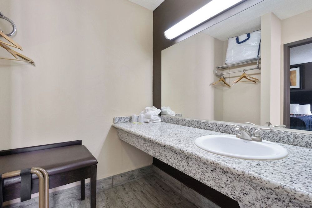 Economy Inn Barstow Standard Room, 1 King Bed, Non Smoking 10