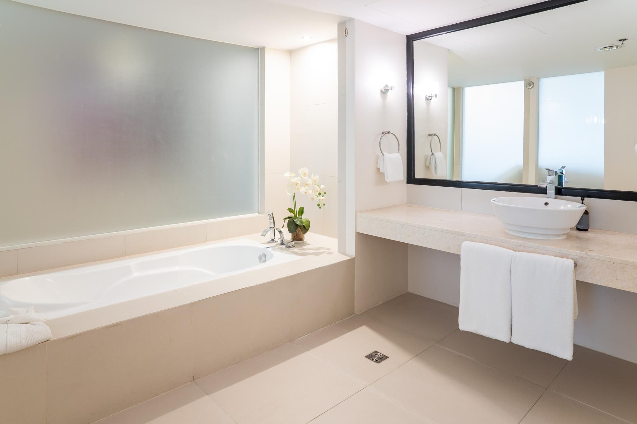 The Picasso Boutique Serviced Residences Managed By HII Barcelona Suite with Bathtub 2